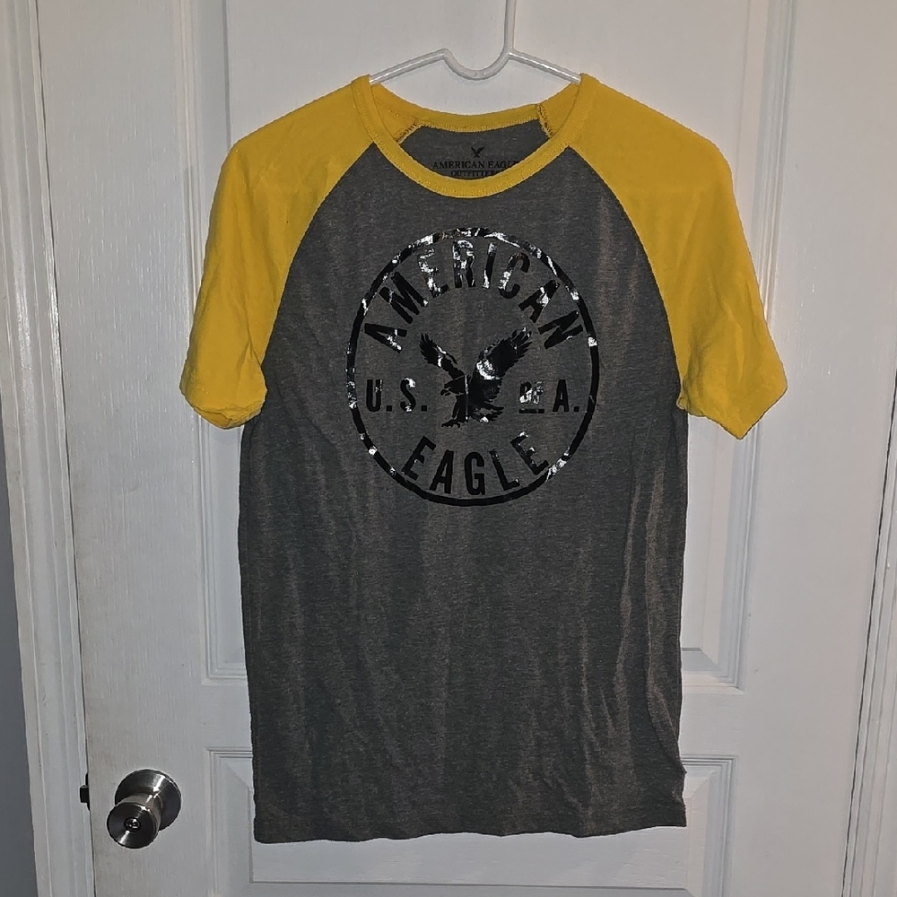 American Eagle Outfitters Men's Small Gray and Yellow Short Sleeve Tee